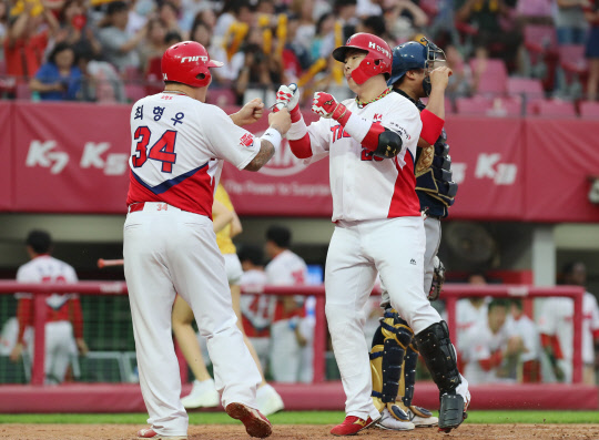 11일 광주-KIA 챔피언스필드에서 열린 프로야구 NC 다이노스와 KIA 타이거즈 경기 3회말 1사 1루 KIA 나지완이 2점 홈런을 치고 최형우와 자축하고 있다. <연합뉴스>